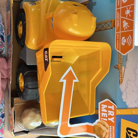 NWT Cat Junior crew dump Truck motorized Lights & sounds load sensor 3 boulders - Picture 8 of 9